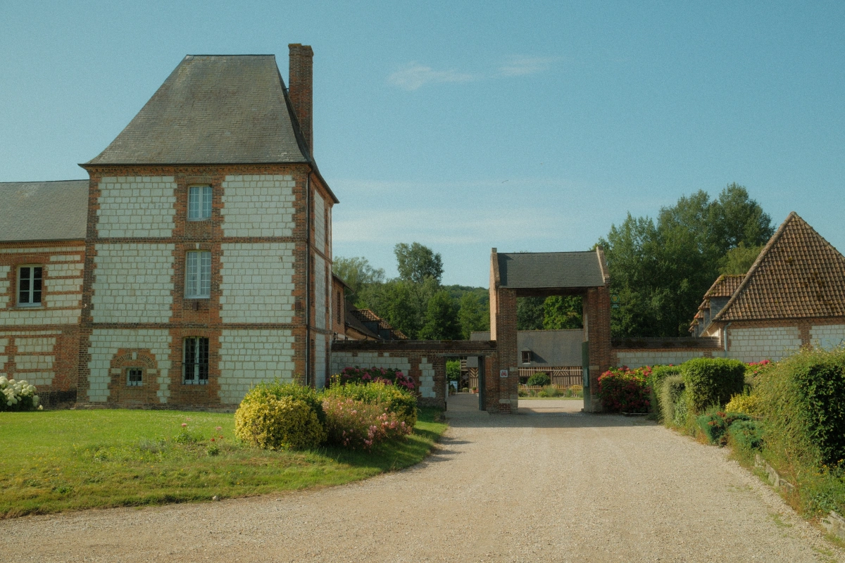 Entrance to the estate with the façade of the Maison la Tour