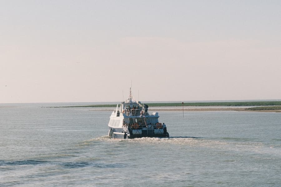 Le bateau Charcot au départ de son tour vers la découverte de la Baie et des phoques.